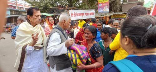 কালীঘাটে মায়ের মন্দির থেকে দুঃস্থদের জন্য কম্বল বিতরণ করা হয়েছে।