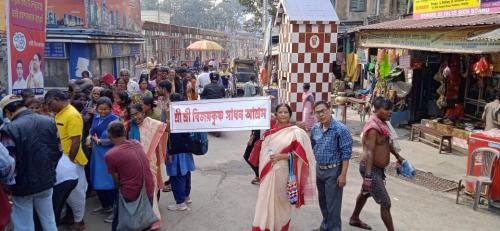 কালীঘাটে মায়ের মন্দির থেকে দুঃস্থদের জন্য কম্বল বিতরণ করা হয়েছে।