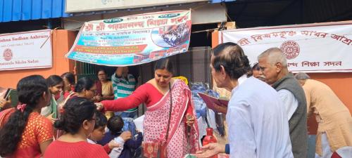 শ্রী শ্রী বিজয়কৃষ্ণ সাধন আশ্রম , শ্যামনগর এর  শ্রী শ্রী পরমানন্দ শিক্ষা সদন স্কুল পড়ুয়াদের মধ্যে স্কুল ব্যাগ বিতরন করা হচ্ছে।