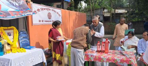 শ্রী শ্রী বিজয়কৃষ্ণ সাধন আশ্রম , শ্যামনগর এর  শ্রী শ্রী পরমানন্দ শিক্ষা সদন স্কুল পড়ুয়াদের মধ্যে স্কুল ব্যাগ বিতরন করা হচ্ছে।