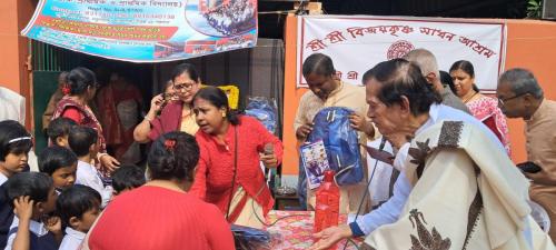 শ্রী শ্রী বিজয়কৃষ্ণ সাধন আশ্রম , শ্যামনগর এর  শ্রী শ্রী পরমানন্দ শিক্ষা সদন স্কুল পড়ুয়াদের মধ্যে স্কুল ব্যাগ বিতরন করা হচ্ছে।