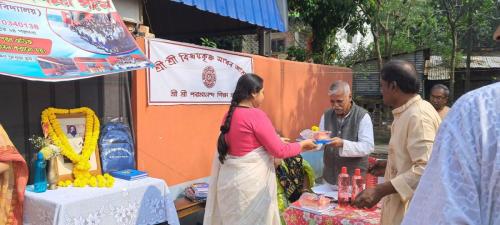 শ্রী শ্রী বিজয়কৃষ্ণ সাধন আশ্রম , শ্যামনগর এর  শ্রী শ্রী পরমানন্দ শিক্ষা সদন স্কুল পড়ুয়াদের মধ্যে স্কুল ব্যাগ বিতরন করা হচ্ছে।