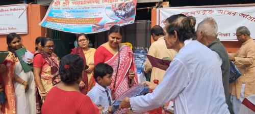 শ্রী শ্রী বিজয়কৃষ্ণ সাধন আশ্রম , শ্যামনগর এর  শ্রী শ্রী পরমানন্দ শিক্ষা সদন স্কুল পড়ুয়াদের মধ্যে স্কুল ব্যাগ বিতরন করা হচ্ছে।